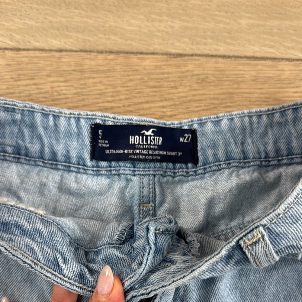 Hollister Women’s Ultra High Rise Distressed Mom Shorts Light Wash Size 5 - Picture 4 of 9